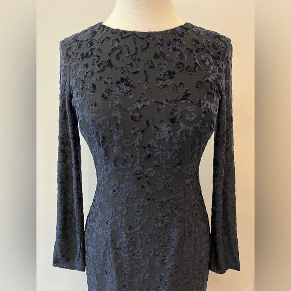 Maggy London Navy Blue Velvet Long Sleeve Dress - Size 6 - Picture 2 of 12